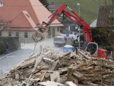 Baugrube vor einem Nachbarhaus